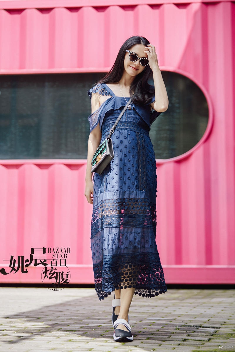 姚晨挺着大肚子拍写真 怀孕了也一样美