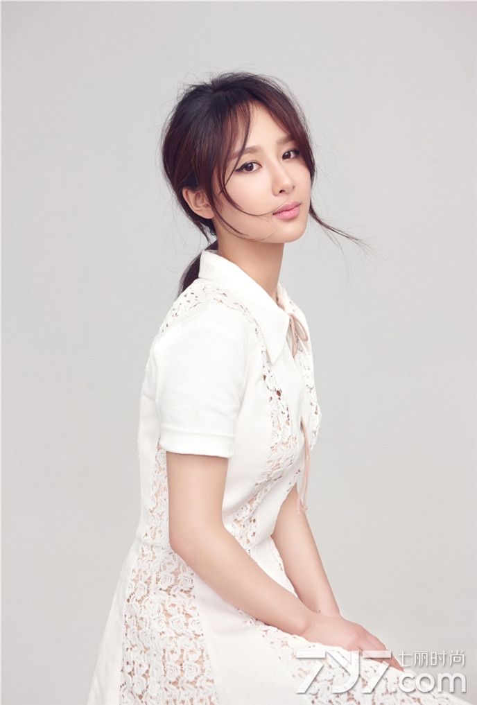 杨紫最新写真曝光 小女人也可以性感和可爱