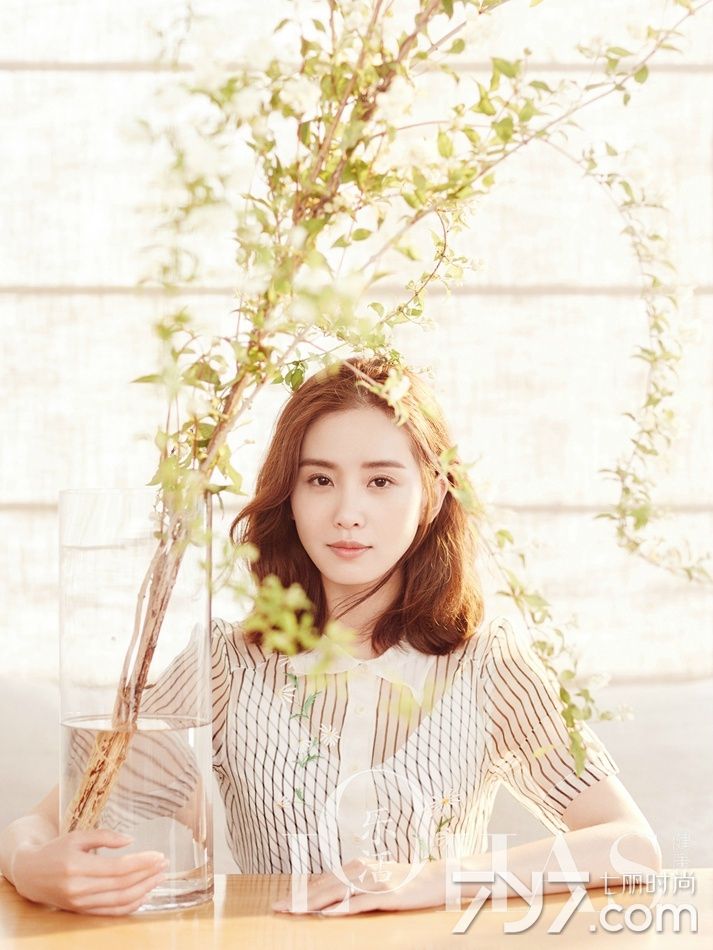刘诗诗《乐活》封面大片曝光 暖阳下露浅浅笑容
