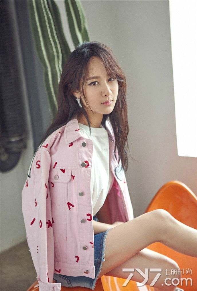 杨紫最新写真曝光 小女人也可以性感和可爱