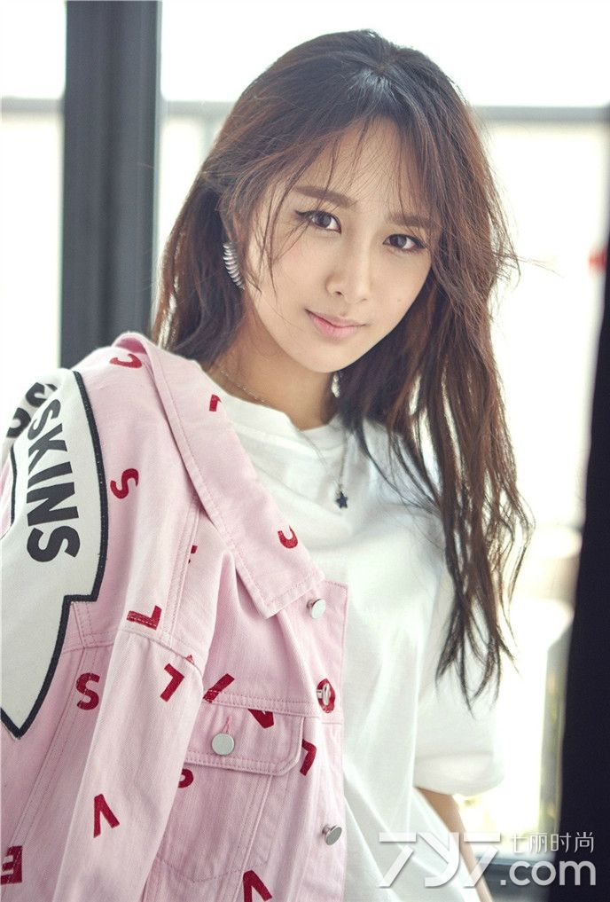 杨紫最新写真曝光 小女人也可以性感和可爱