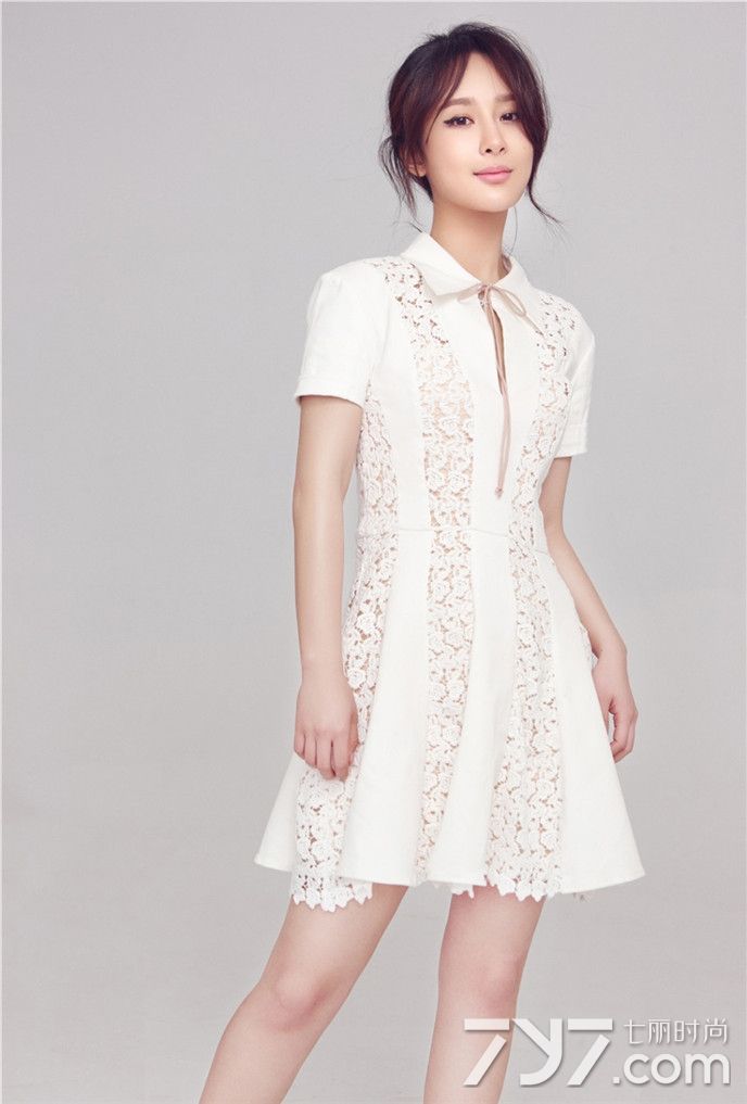 杨紫最新写真曝光 小女人也可以性感和可爱