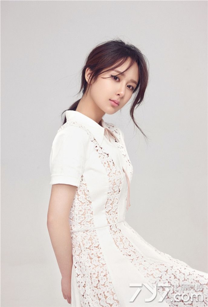 杨紫最新写真曝光 小女人也可以性感和可爱