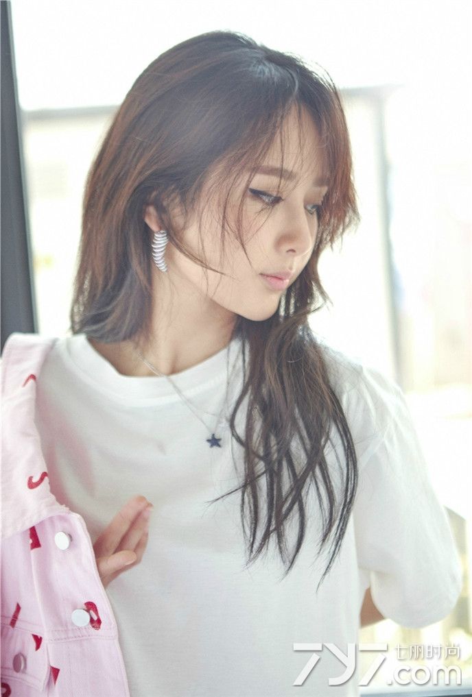 杨紫最新写真曝光 小女人也可以性感和可爱