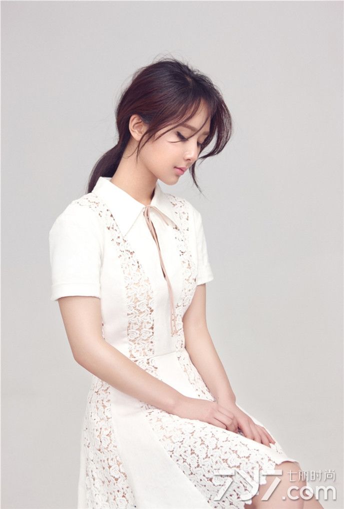 杨紫最新写真曝光 小女人也可以性感和可爱