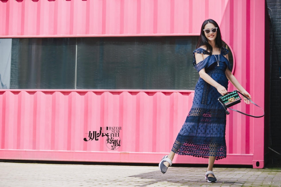 姚晨挺着大肚子拍写真 怀孕了也一样美