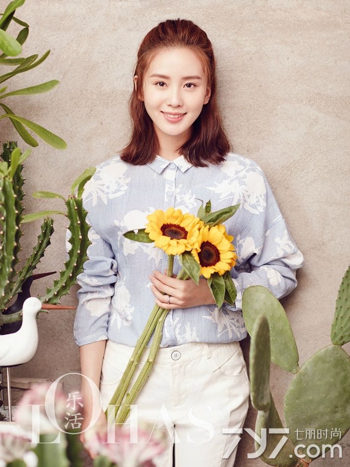 刘诗诗《乐活》封面大片曝光 暖阳下露浅浅笑容