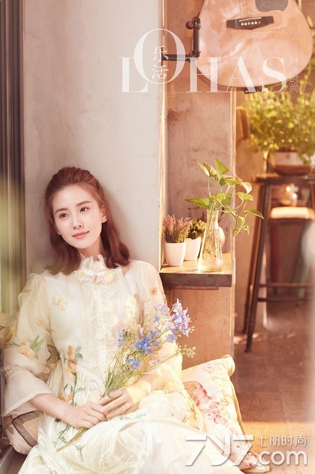 刘诗诗《乐活》封面大片曝光 暖阳下露浅浅笑容