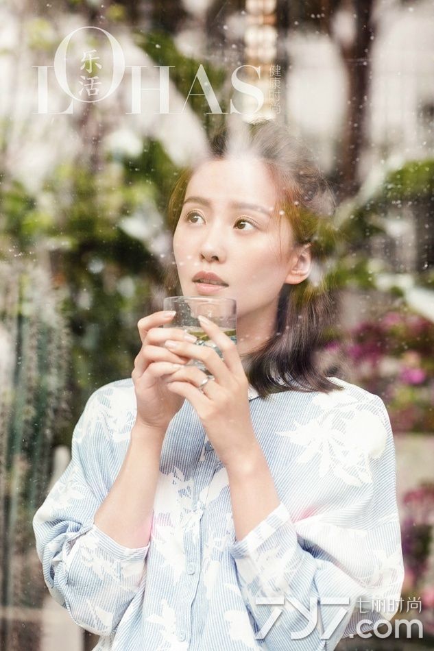 刘诗诗《乐活》封面大片曝光 暖阳下露浅浅笑容