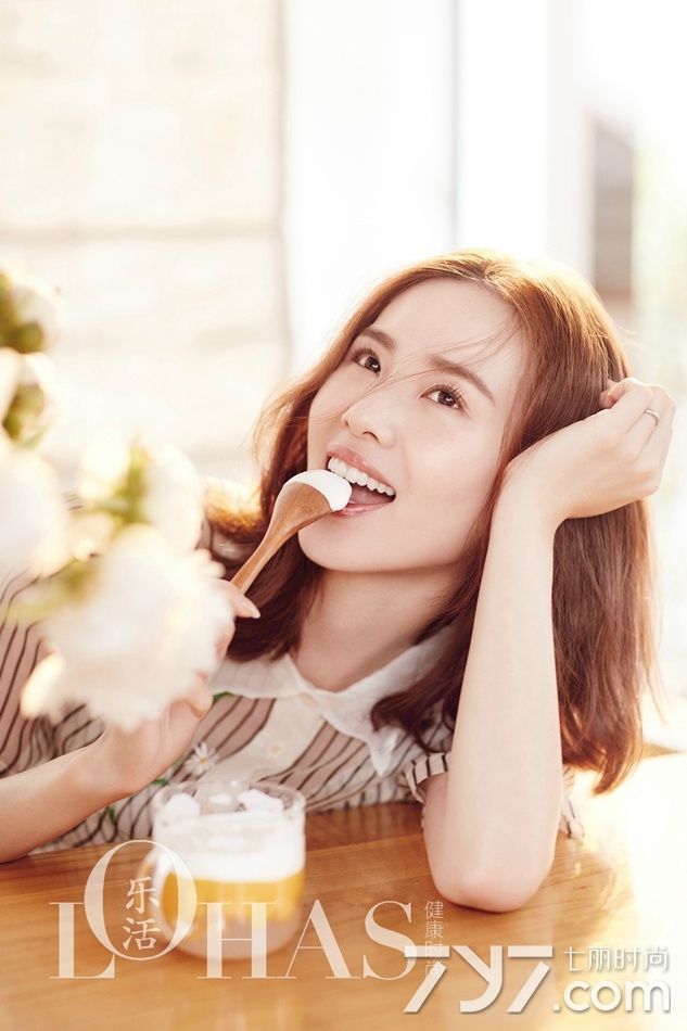 刘诗诗《乐活》封面大片曝光 暖阳下露浅浅笑容
