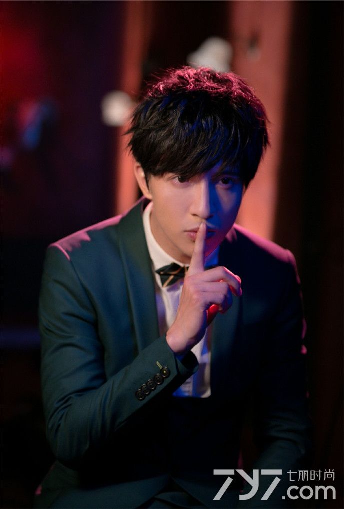 薛之谦帅气写真曝光 取下眼镜性感又可爱