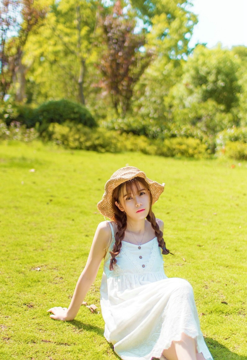 明媚阳光下的精致脸庞少女漂亮吸睛