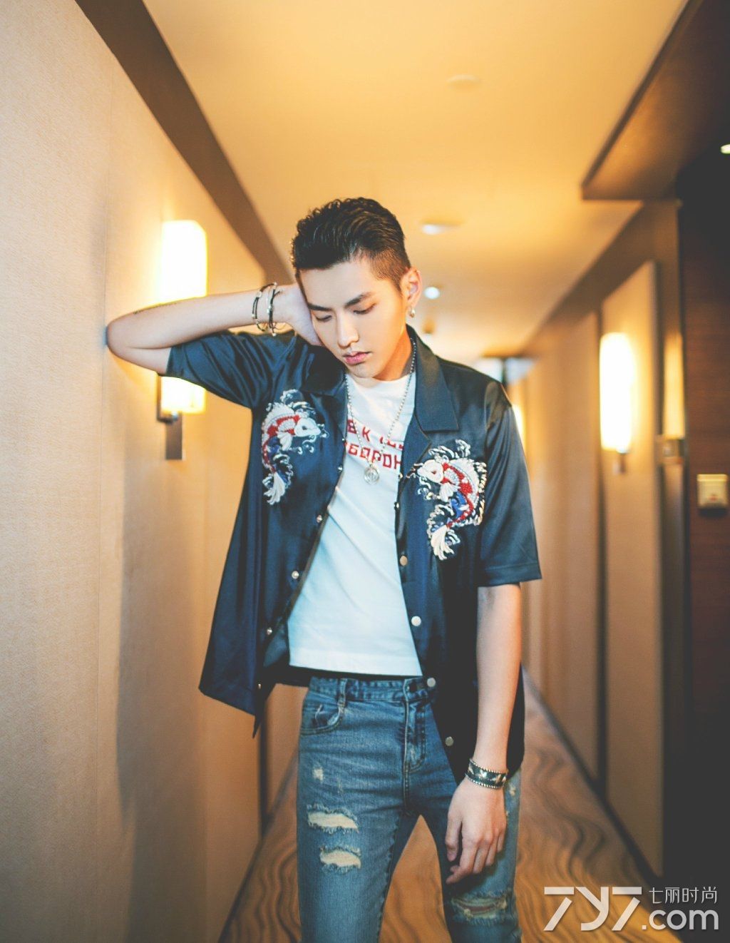 吴亦凡路演 简单时髦造型吸睛无数