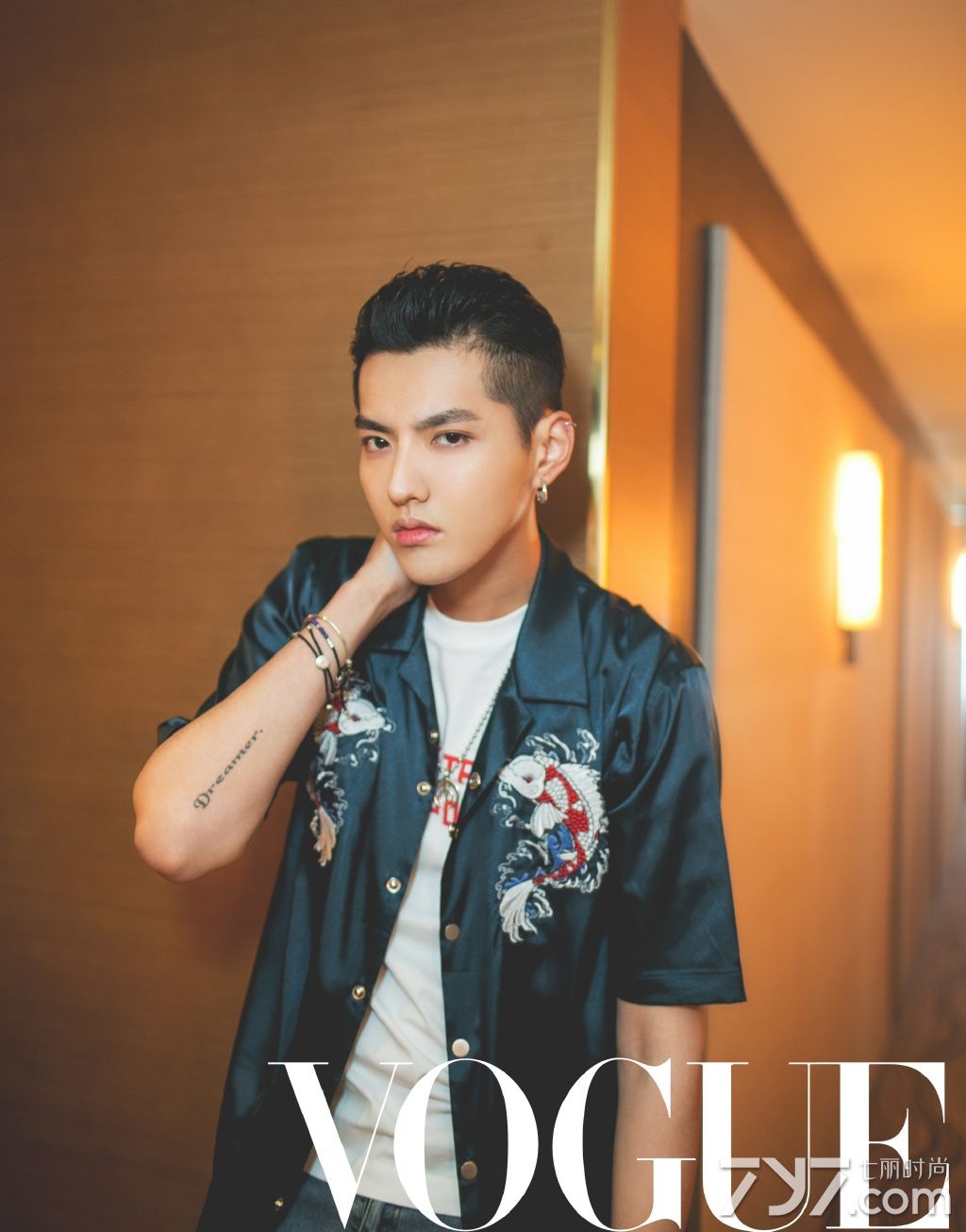 吴亦凡路演 简单时髦造型吸睛无数