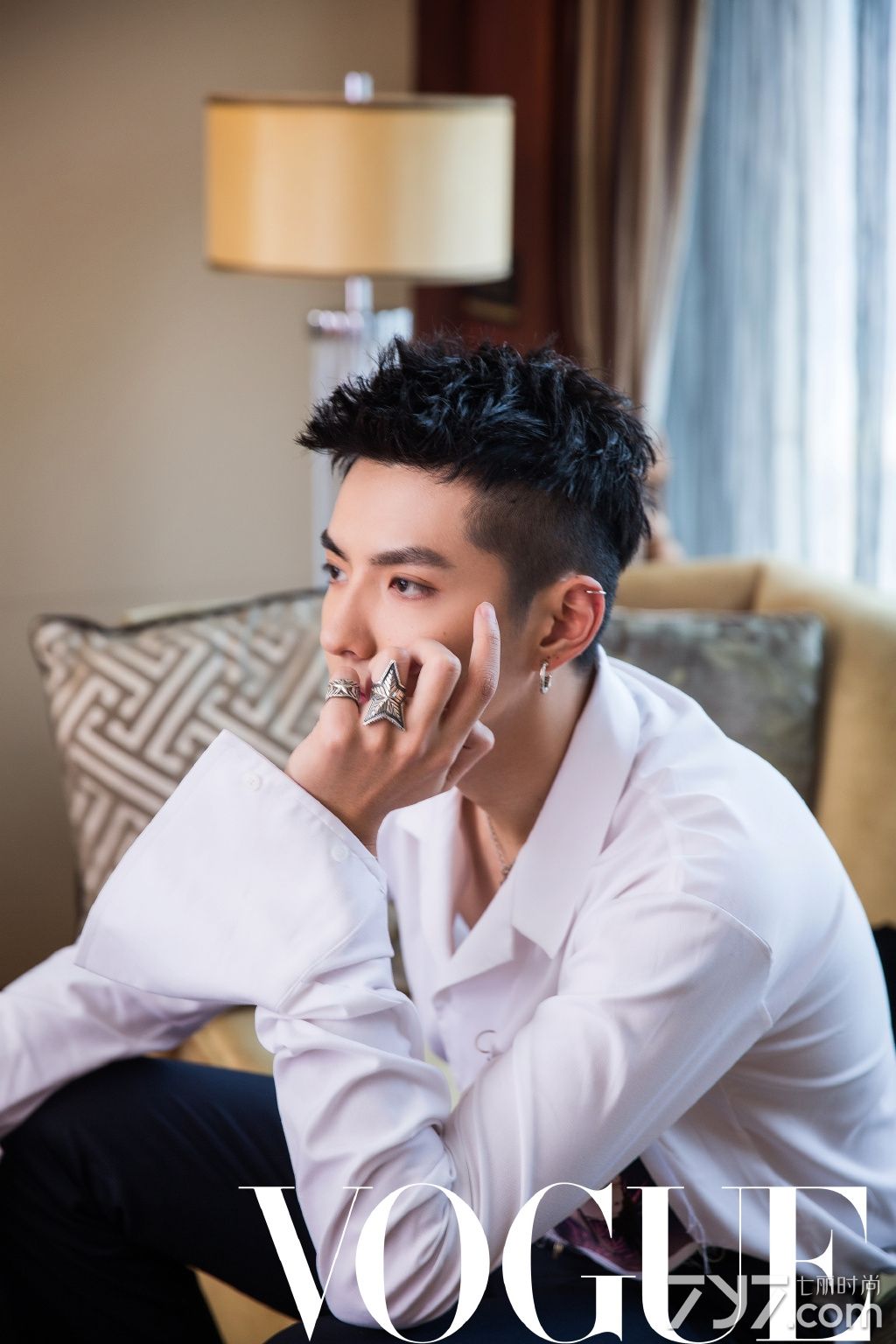 吴亦凡路演 简单时髦造型吸睛无数