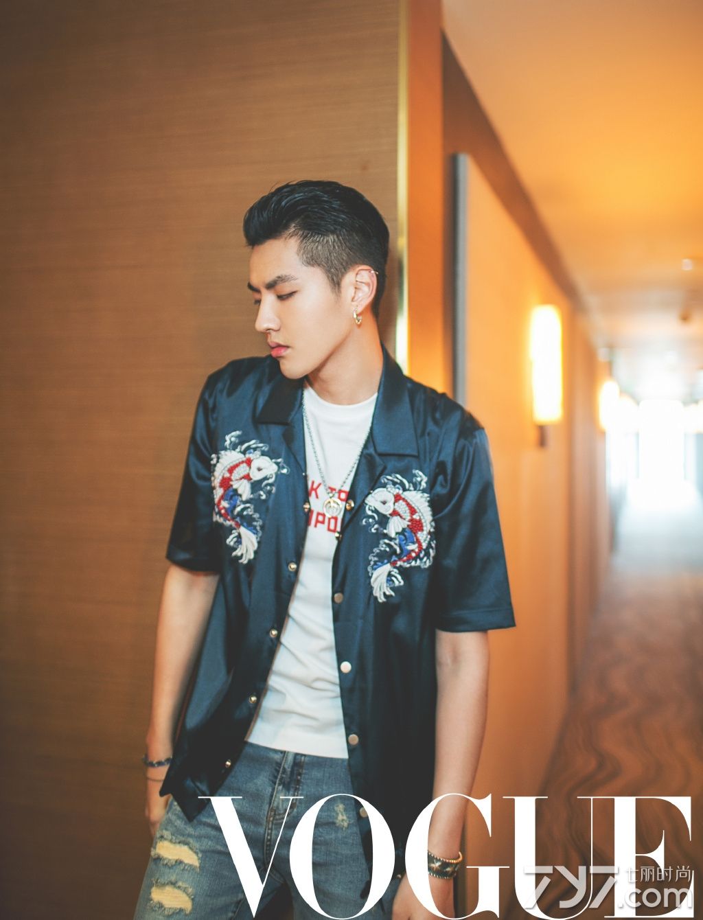 吴亦凡路演 简单时髦造型吸睛无数