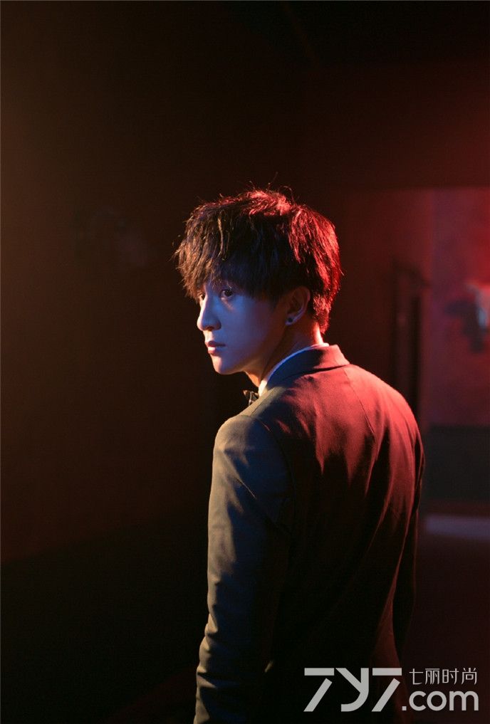 薛之谦帅气写真曝光 取下眼镜性感又可爱