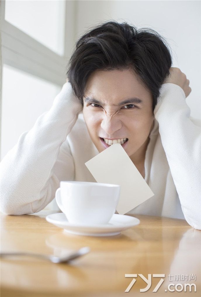 薛之谦帅气写真曝光 取下眼镜性感又可爱