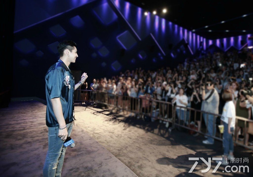 吴亦凡路演 简单时髦造型吸睛无数