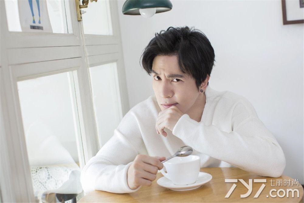 薛之谦帅气写真曝光 取下眼镜性感又可爱
