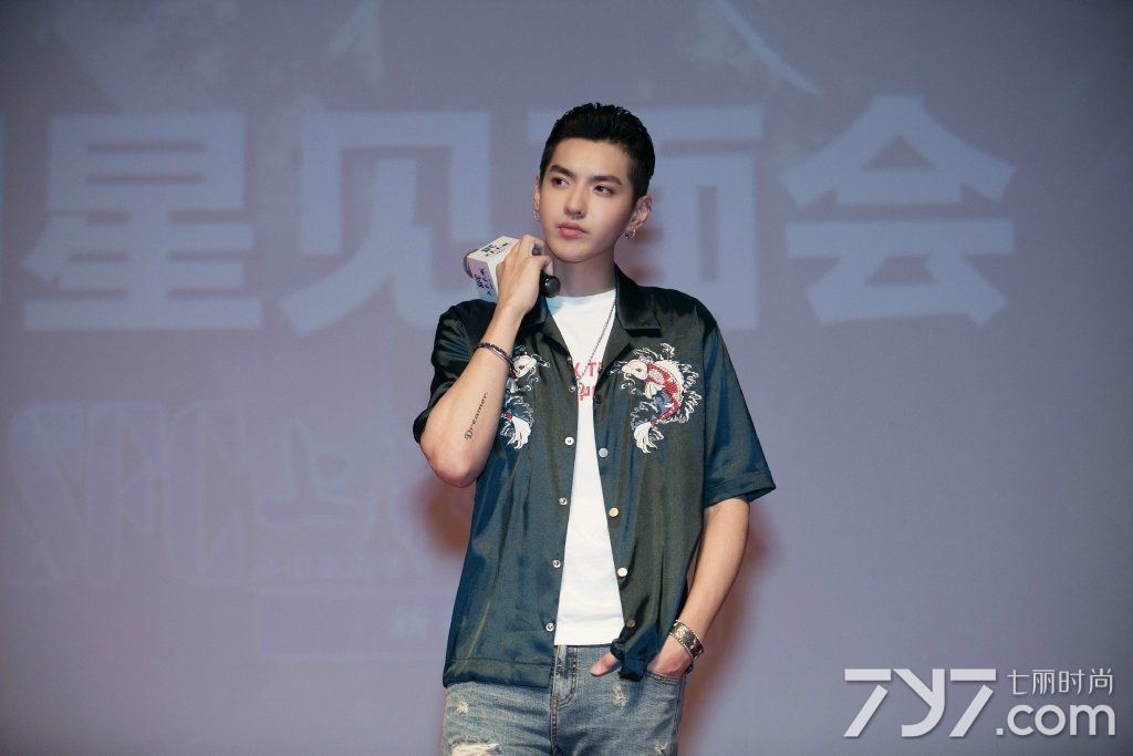 吴亦凡路演 简单时髦造型吸睛无数