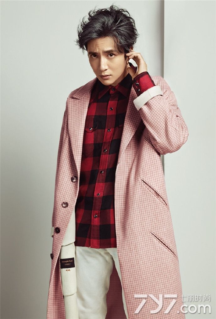 薛之谦帅气写真曝光 取下眼镜性感又可爱