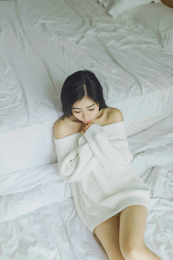 空白私房内的白嫩肌肤美女小露香肩