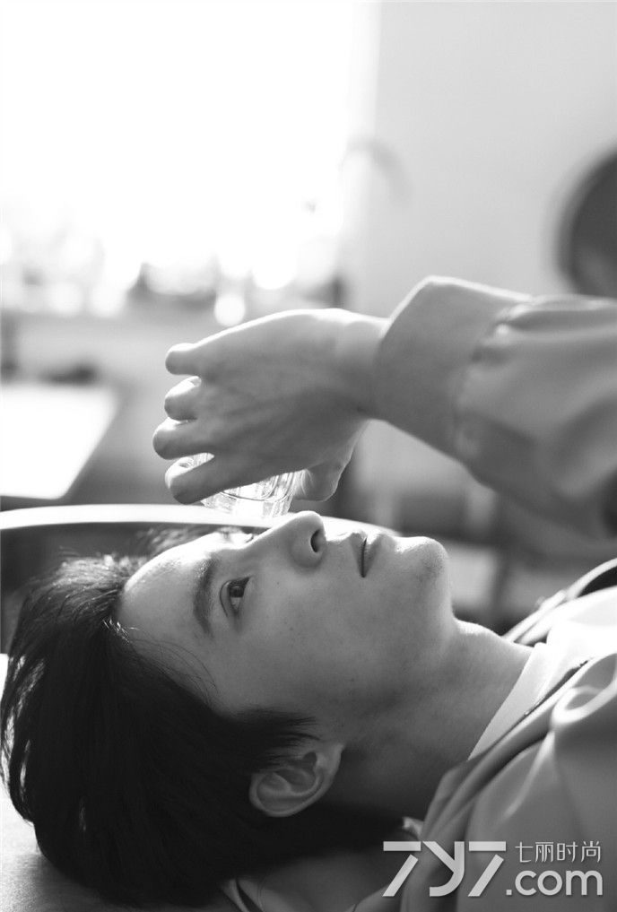 薛之谦帅气写真曝光 取下眼镜性感又可爱