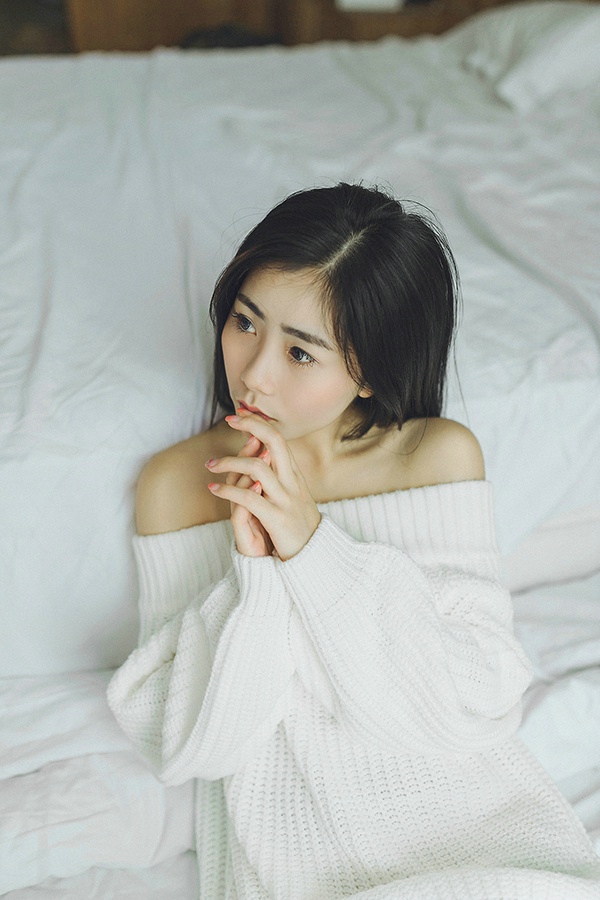 空白私房内的白嫩肌肤美女小露香肩