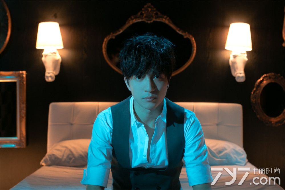 薛之谦帅气写真曝光 取下眼镜性感又可爱