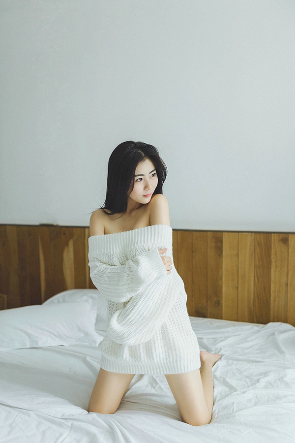 空白私房内的白嫩肌肤美女小露香肩