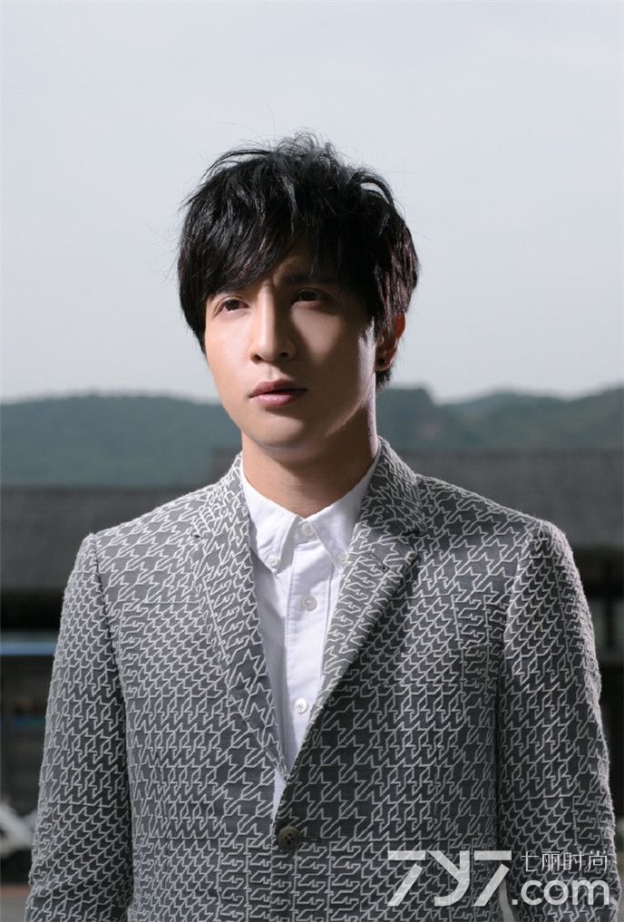 薛之谦帅气写真曝光 取下眼镜性感又可爱