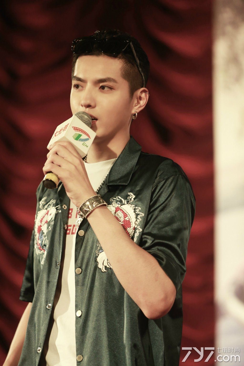 吴亦凡路演 简单时髦造型吸睛无数