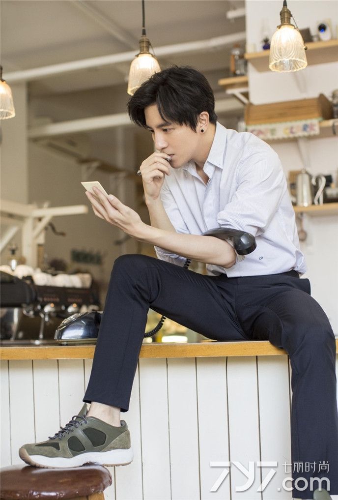 薛之谦帅气写真曝光 取下眼镜性感又可爱