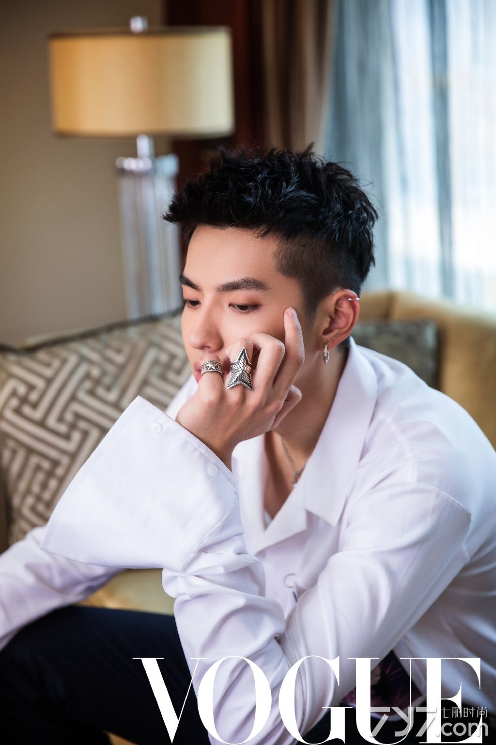 吴亦凡路演 简单时髦造型吸睛无数