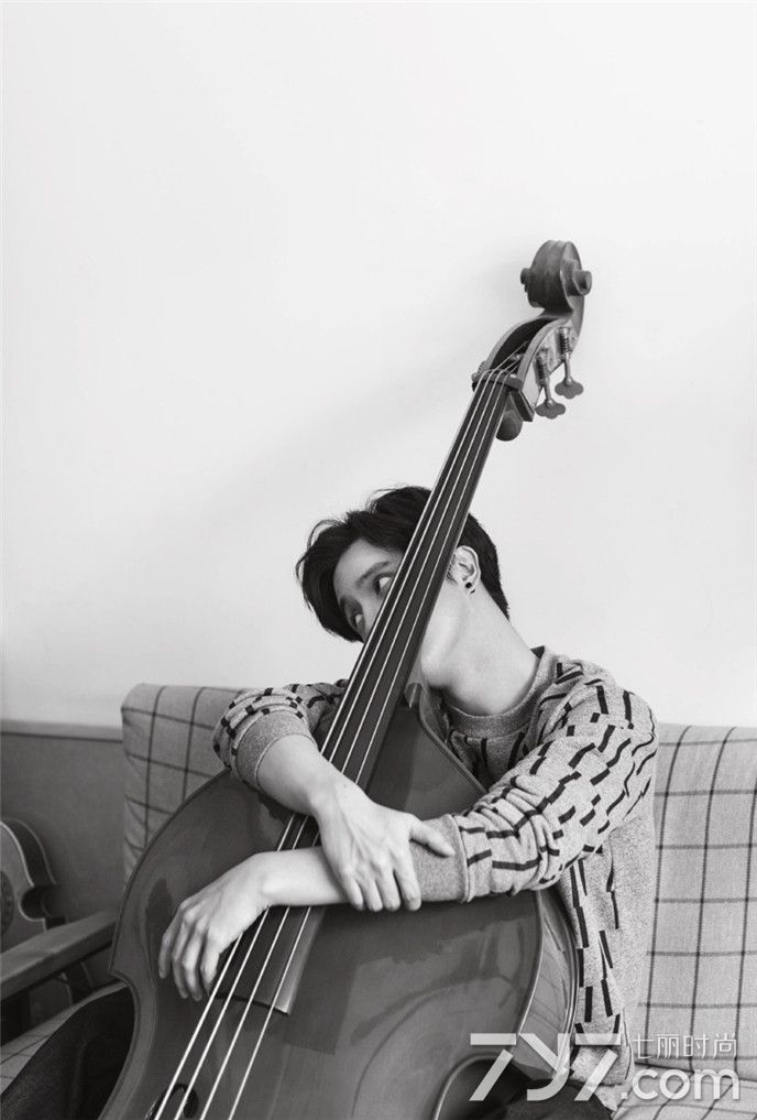 薛之谦帅气写真曝光 取下眼镜性感又可爱