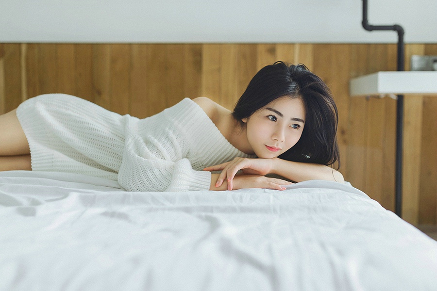 空白私房内的白嫩肌肤美女小露香肩