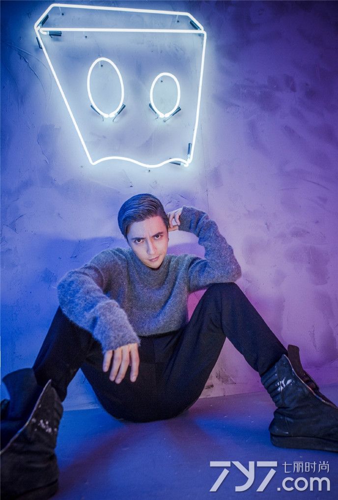 薛之谦帅气写真曝光 取下眼镜性感又可爱