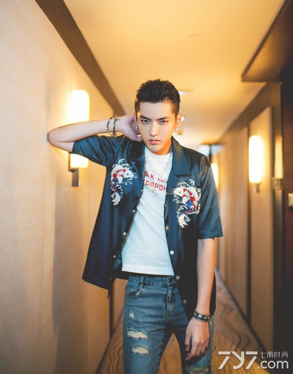 吴亦凡路演 简单时髦造型吸睛无数