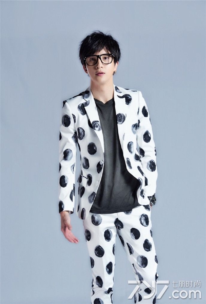 薛之谦帅气写真曝光 取下眼镜性感又可爱