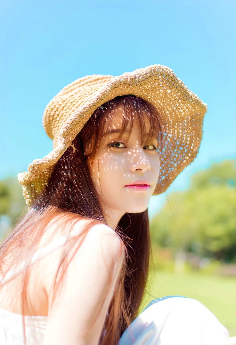 明媚阳光下的精致脸庞少女漂亮吸睛