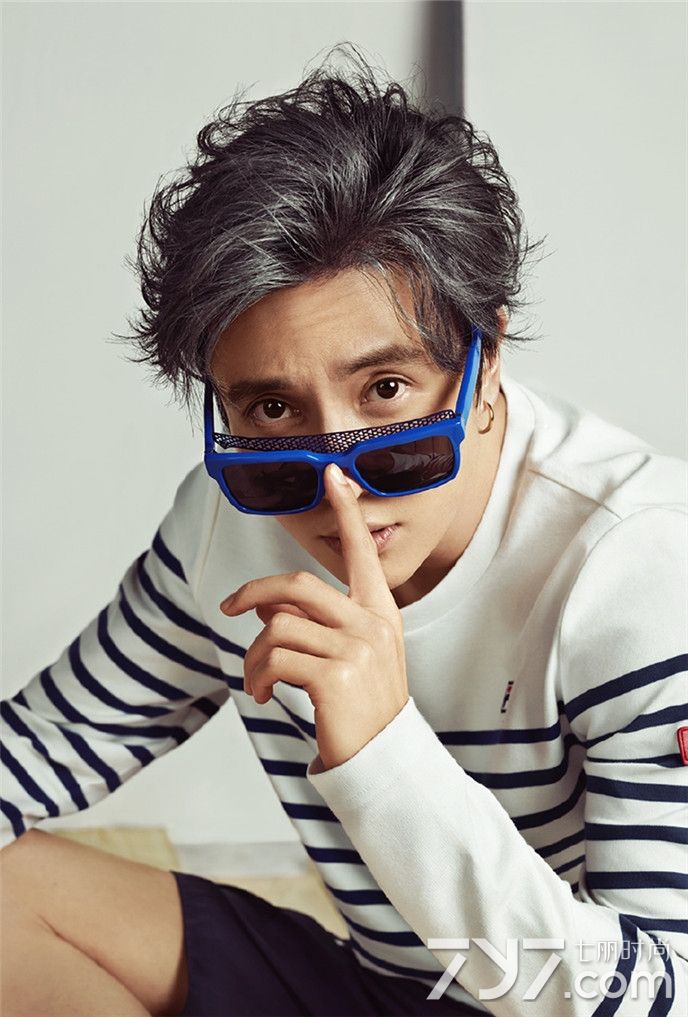 薛之谦帅气写真曝光 取下眼镜性感又可爱