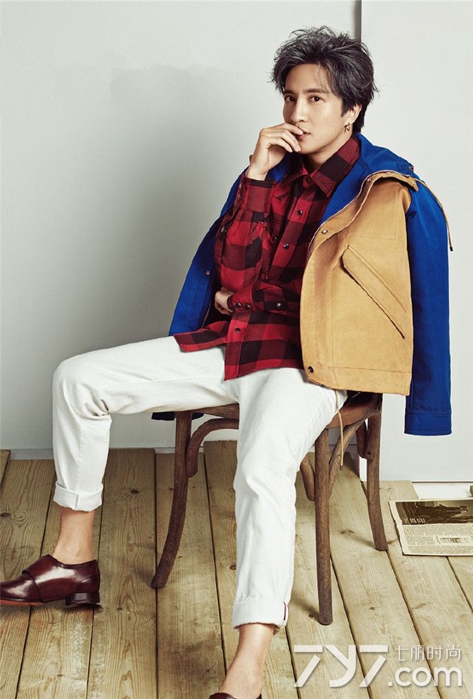 薛之谦帅气写真曝光 取下眼镜性感又可爱