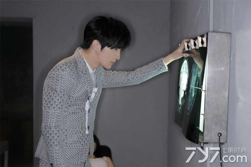 薛之谦帅气写真曝光 取下眼镜性感又可爱