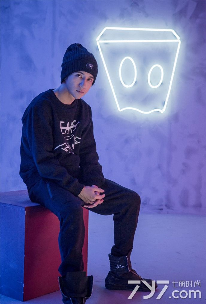 薛之谦帅气写真曝光 取下眼镜性感又可爱