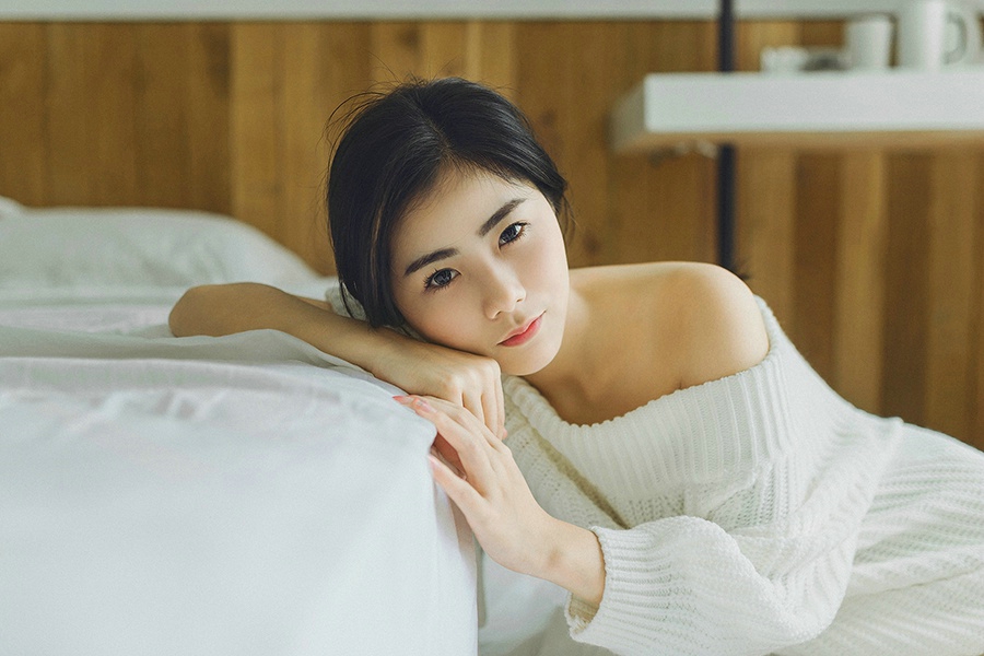 空白私房内的白嫩肌肤美女小露香肩