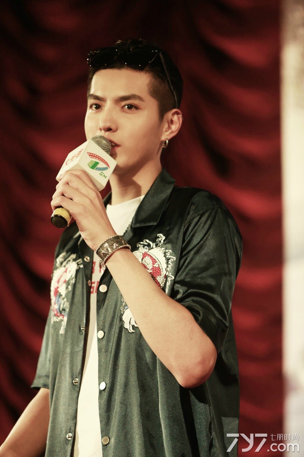 吴亦凡路演 简单时髦造型吸睛无数