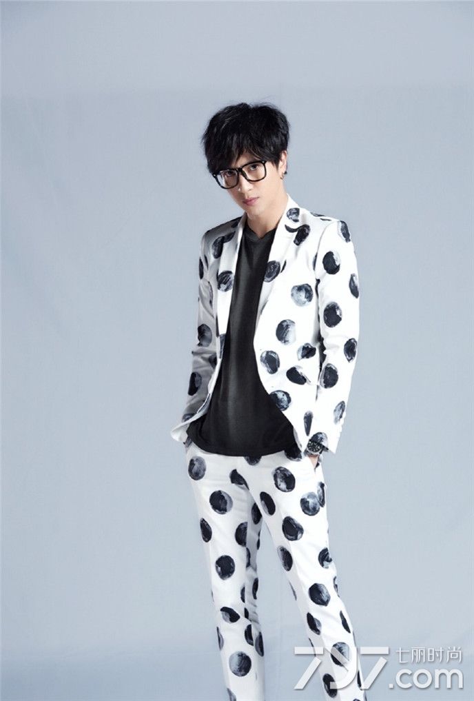 薛之谦帅气写真曝光 取下眼镜性感又可爱