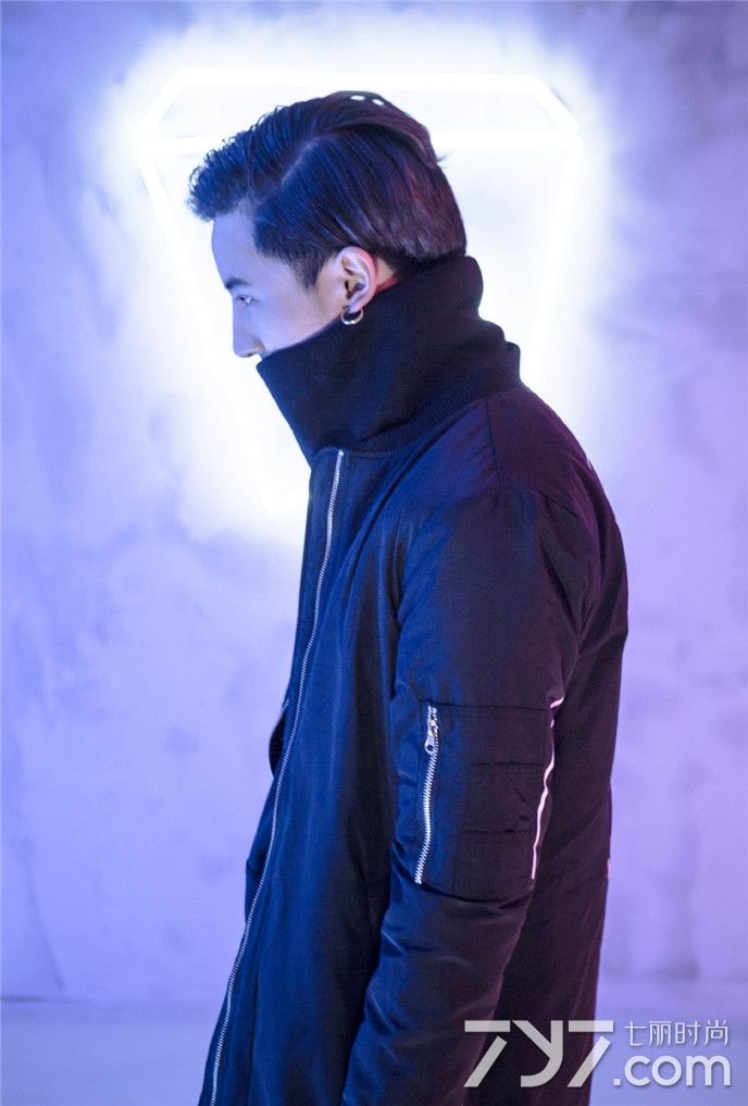 薛之谦帅气写真曝光 取下眼镜性感又可爱