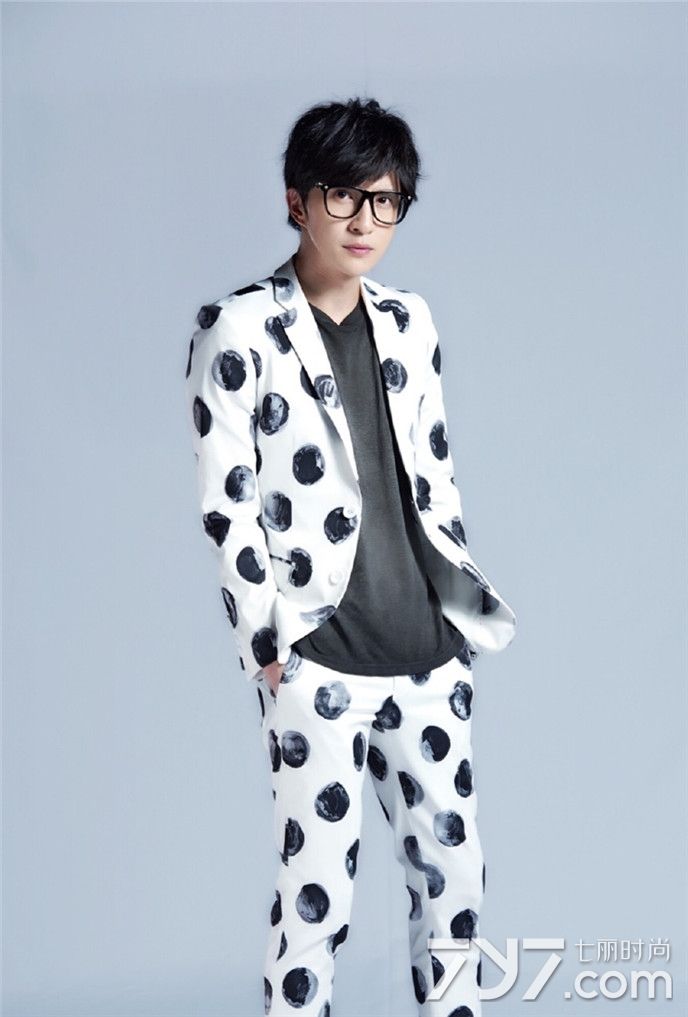 薛之谦帅气写真曝光 取下眼镜性感又可爱